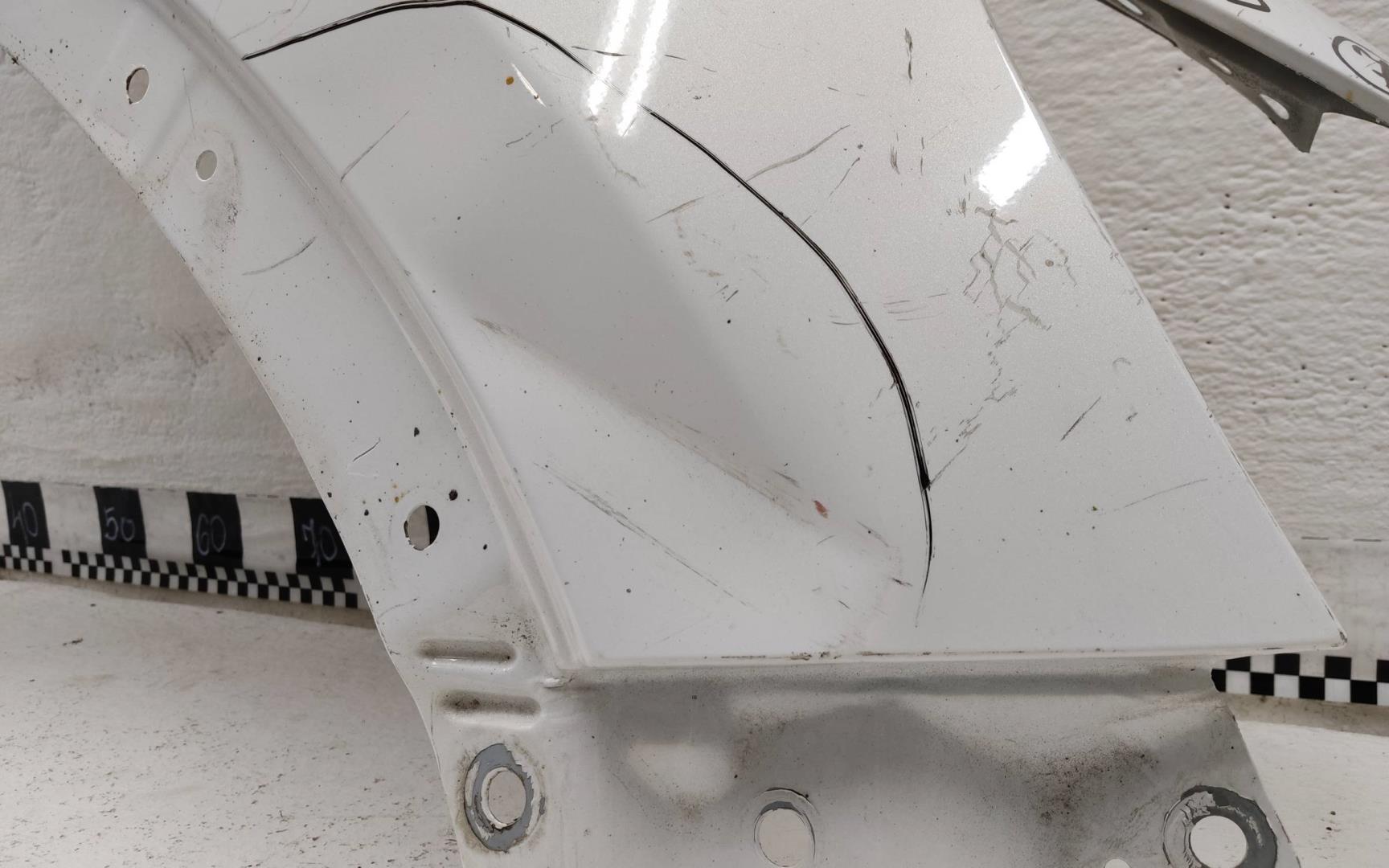 Крыло переднее правое