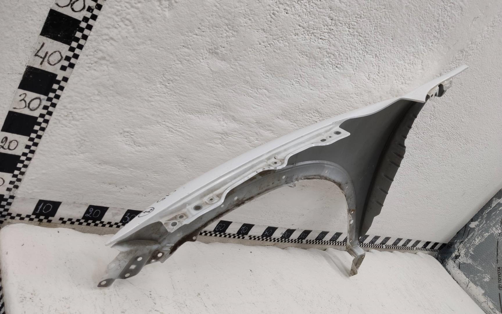 Крыло переднее правое