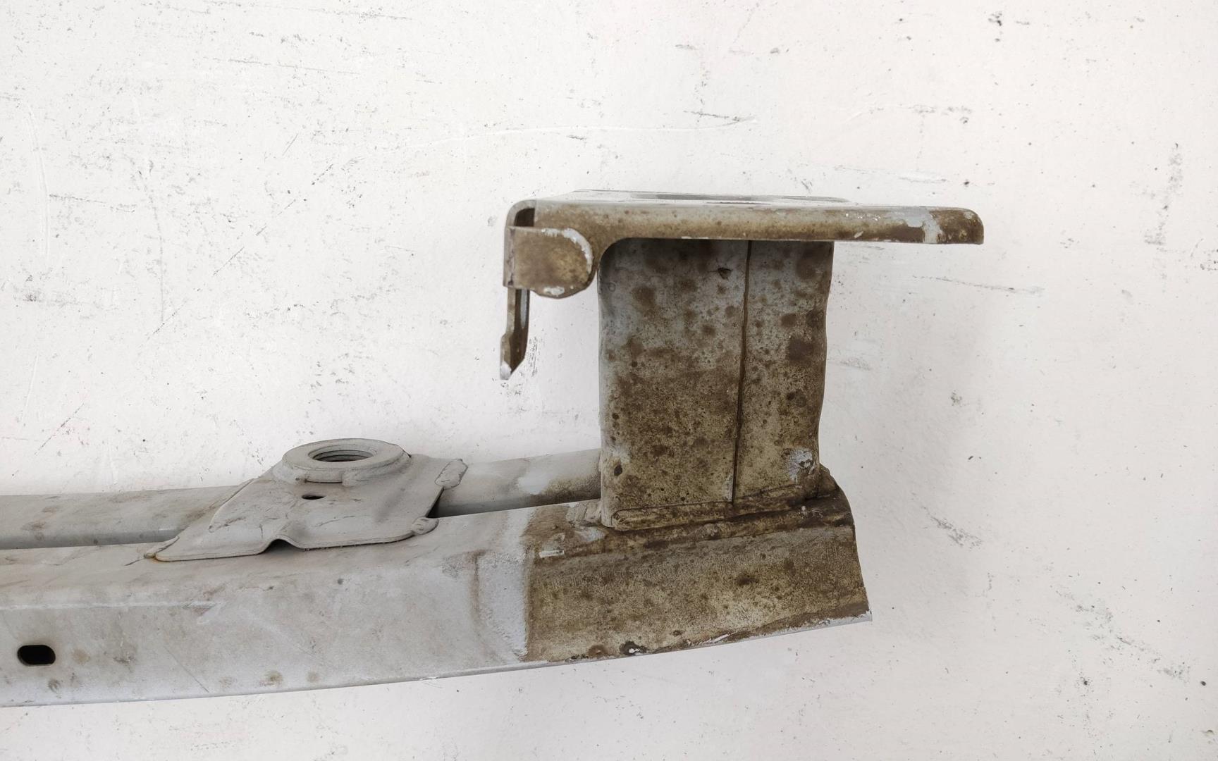 Усилитель переднего бампера