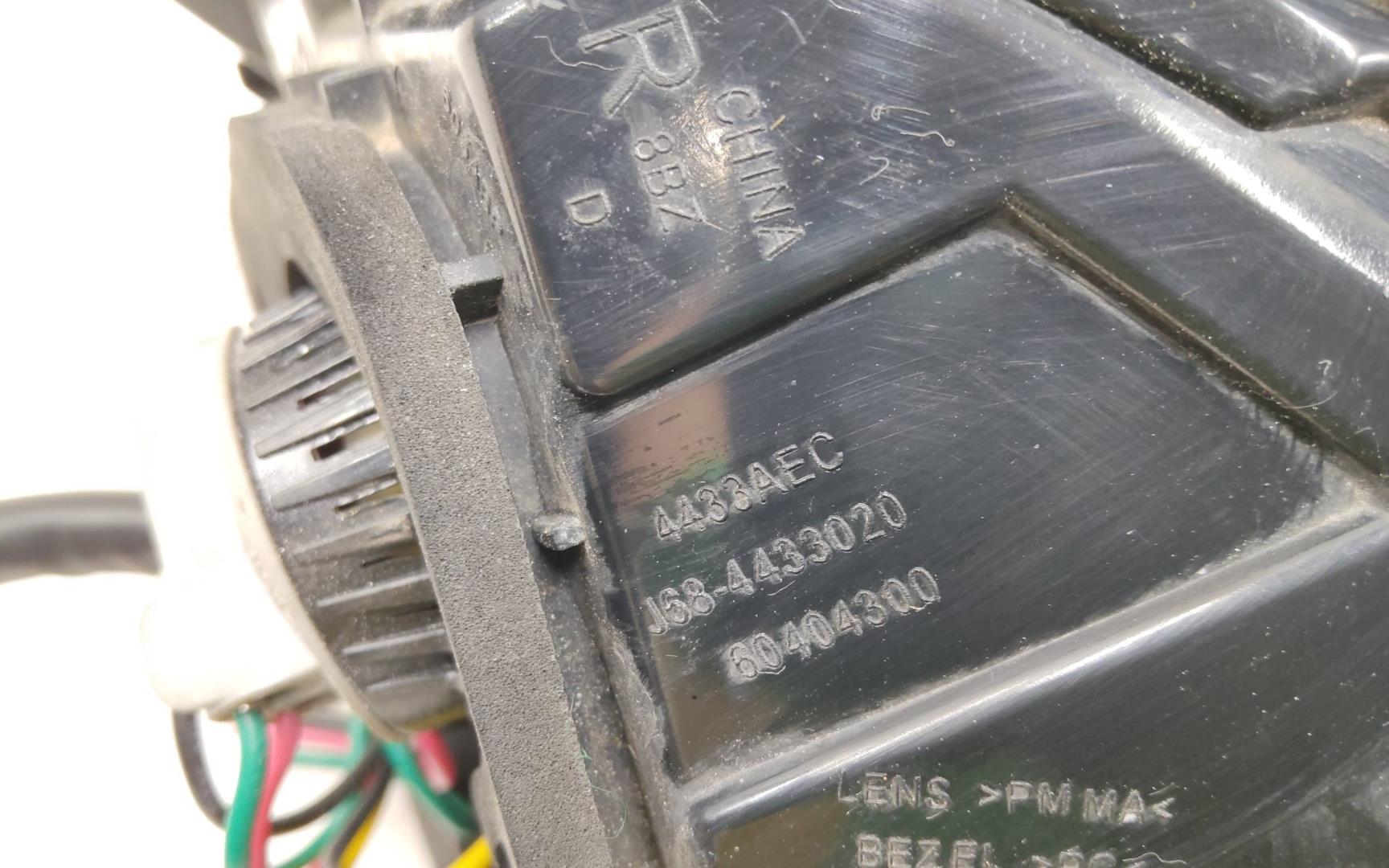 Фонарь задний наружный правый