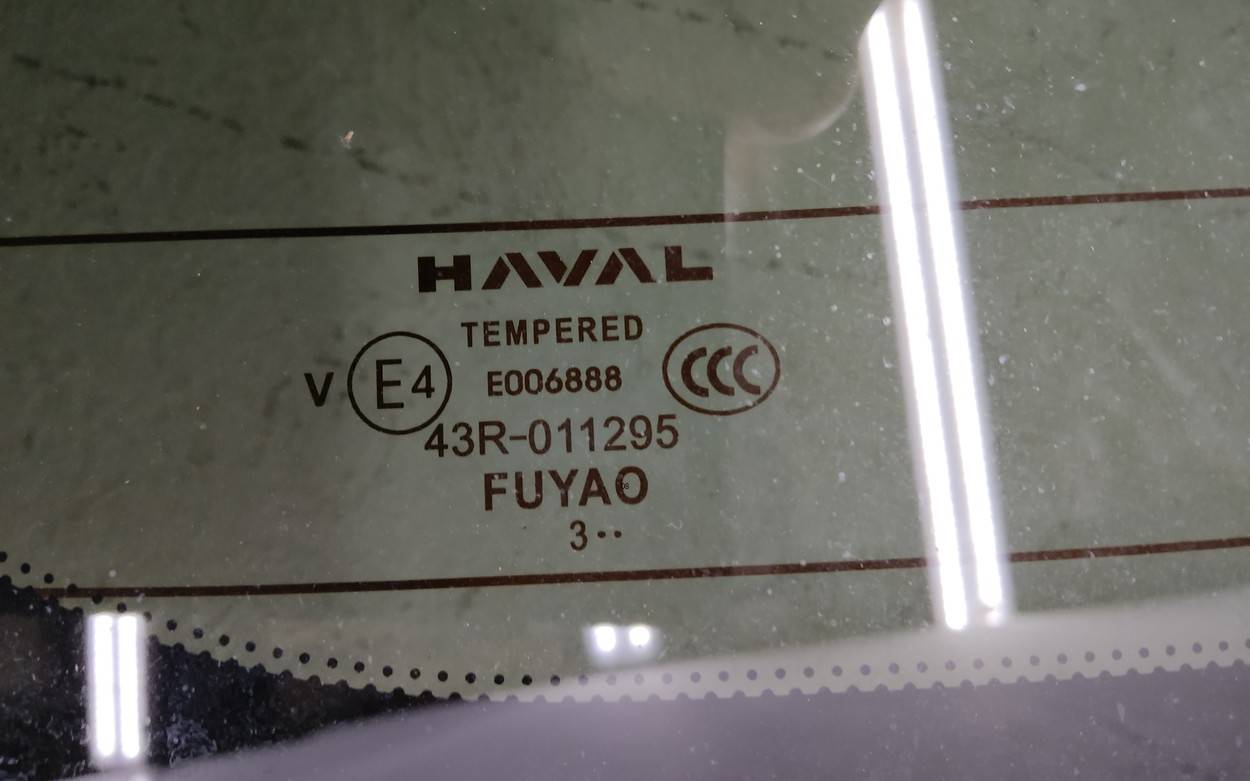 Стекло двери багажника