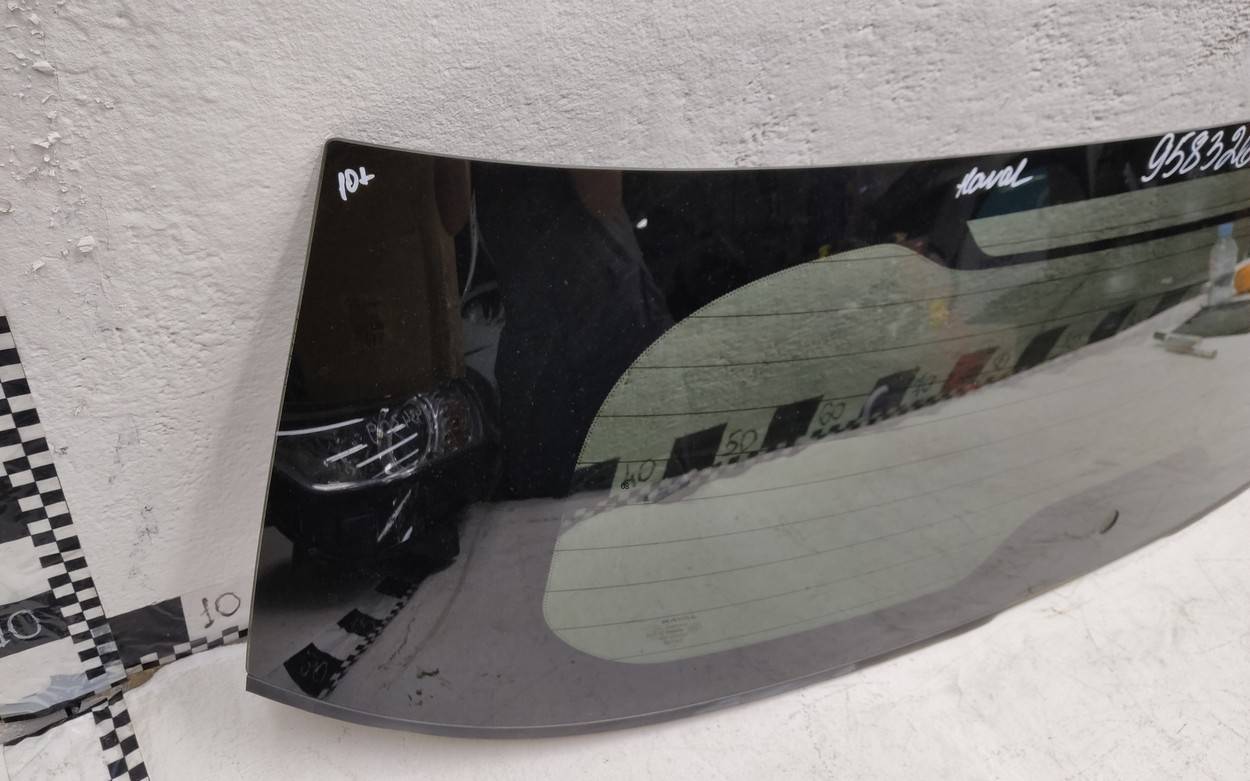 Стекло двери багажника