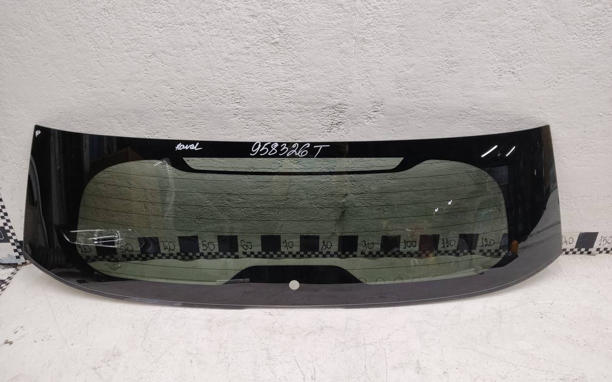 Стекло двери багажника