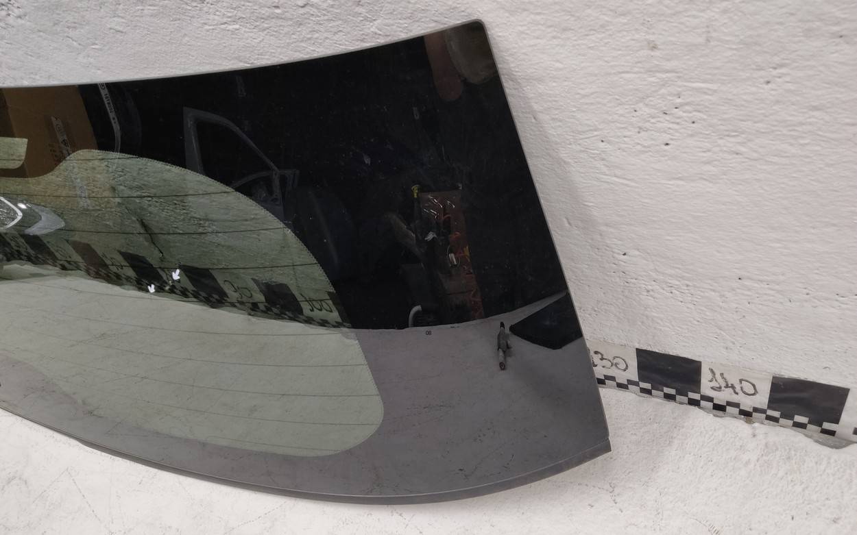 Стекло двери багажника