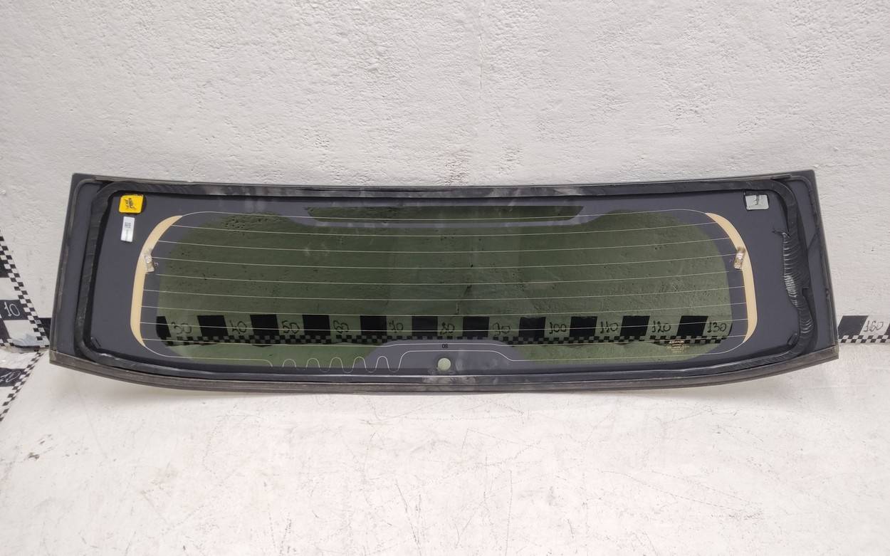 Стекло двери багажника