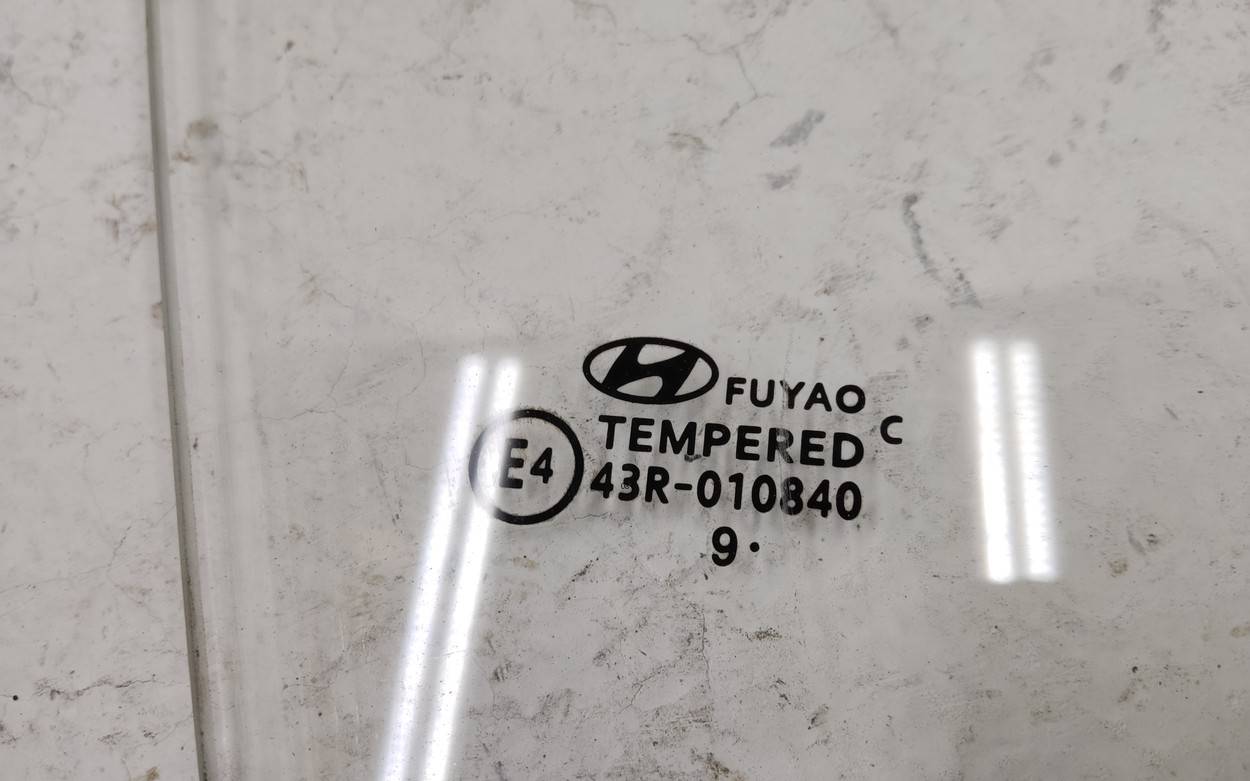 Стекло двери передней правой