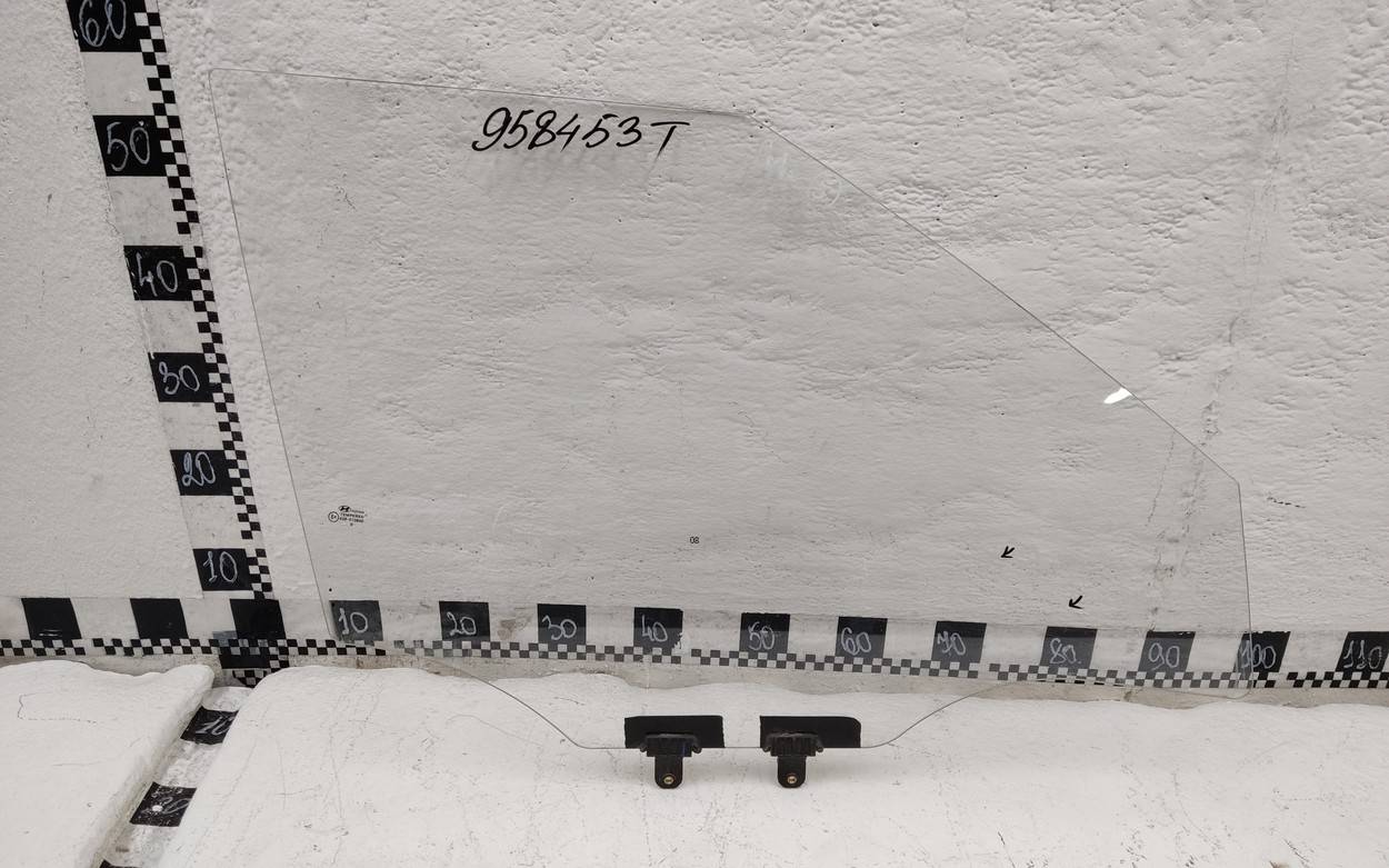 Стекло двери передней правой