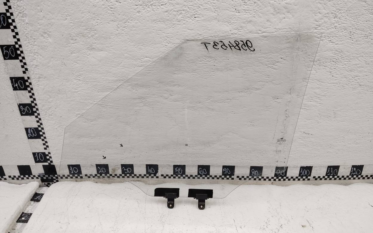 Стекло двери передней правой