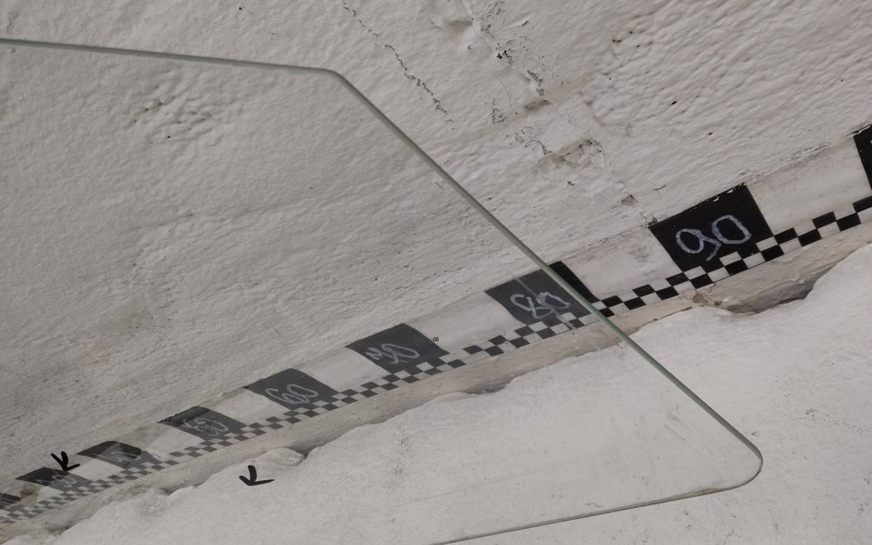 Стекло двери передней правой