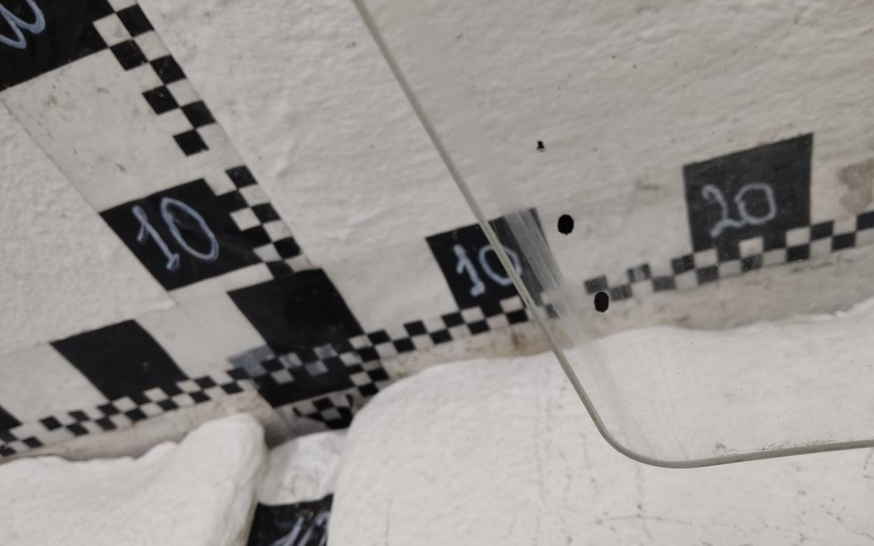 Стекло двери передней правой