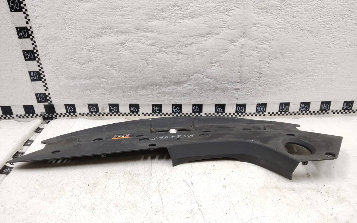 Кожух замка капота