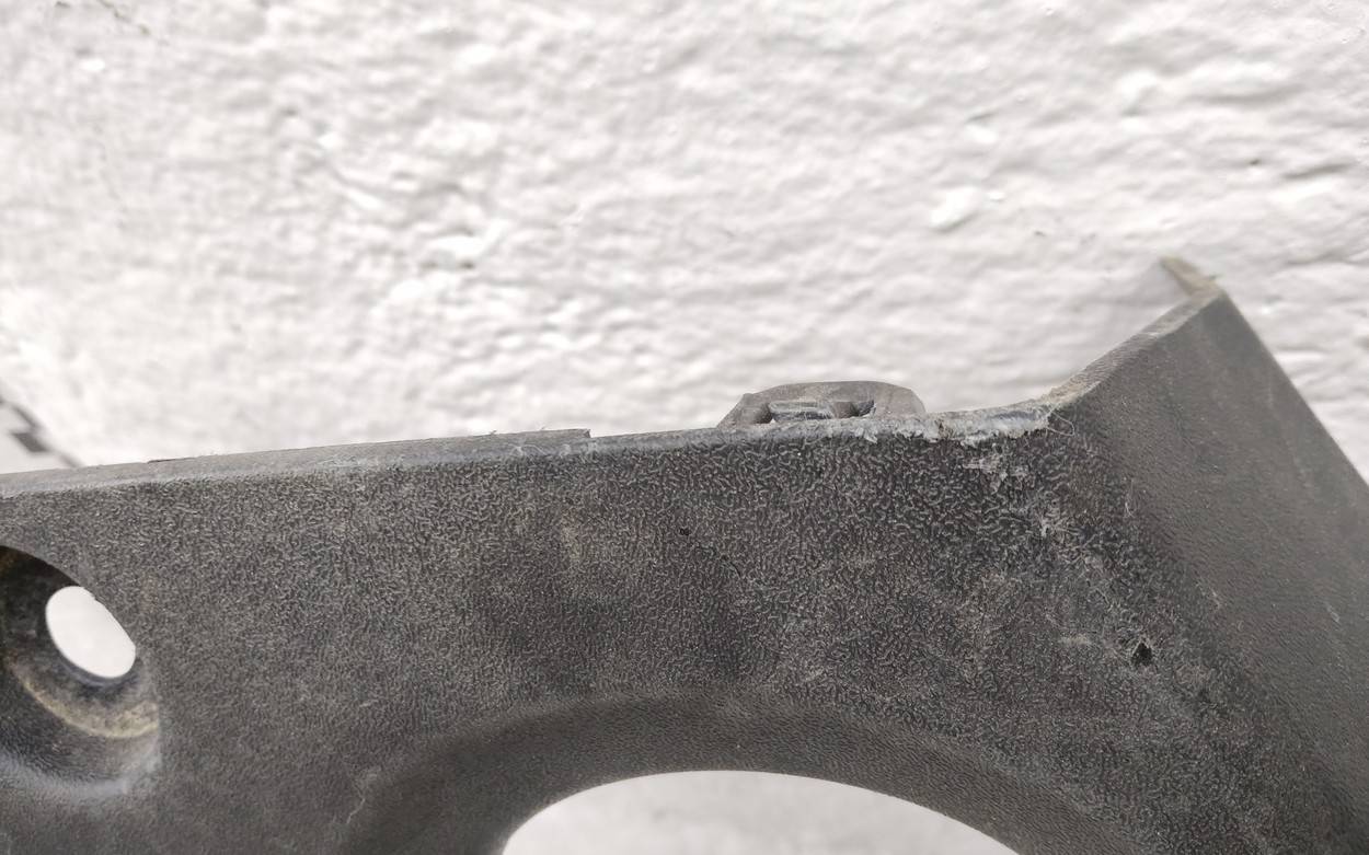 Кожух замка капота