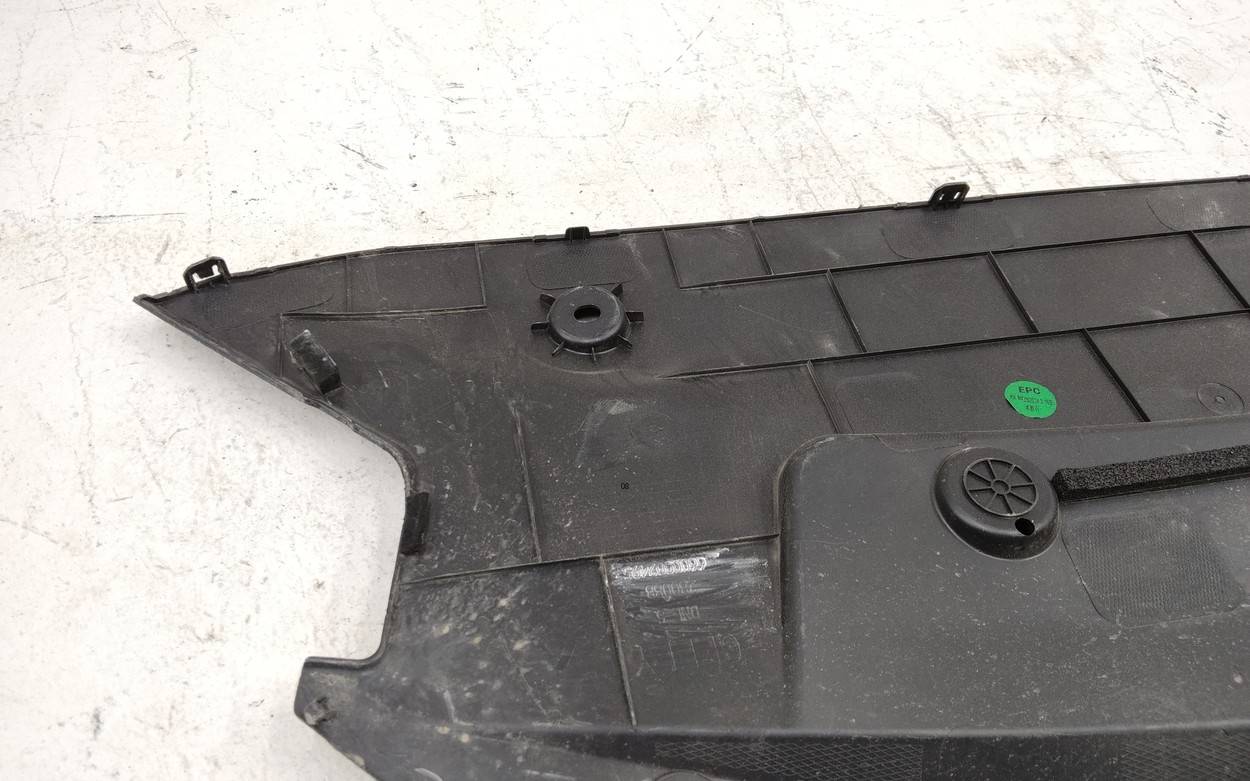 Кожух замка капота