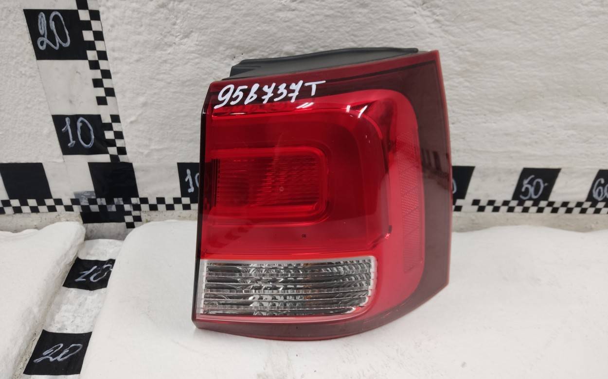 Фонарь задний наружный правый