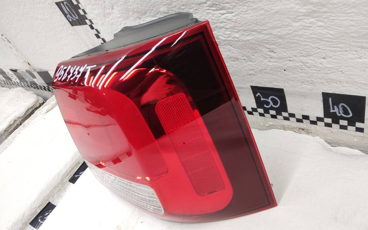 Фонарь задний наружный правый