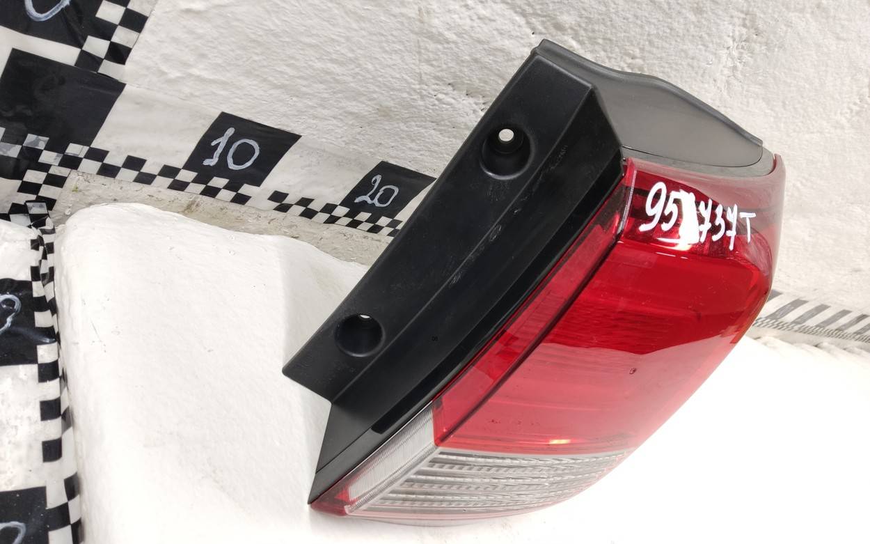 Фонарь задний наружный правый