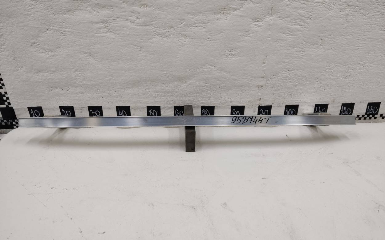 Усилитель переднего бампера