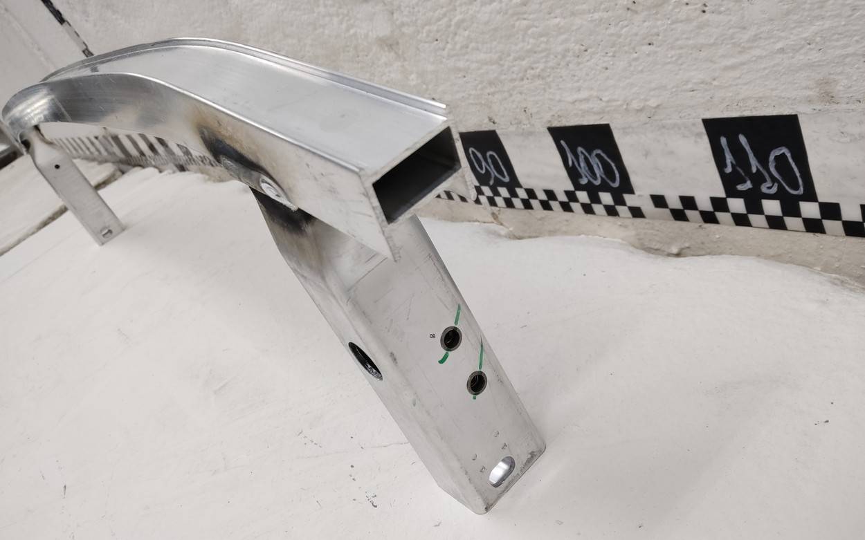 Усилитель переднего бампера