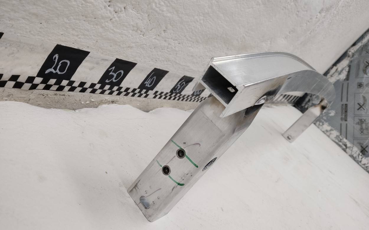 Усилитель переднего бампера