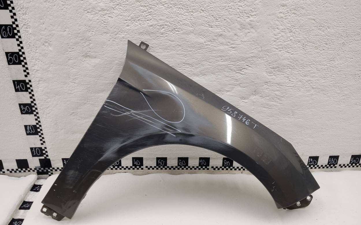 Крыло переднее правое