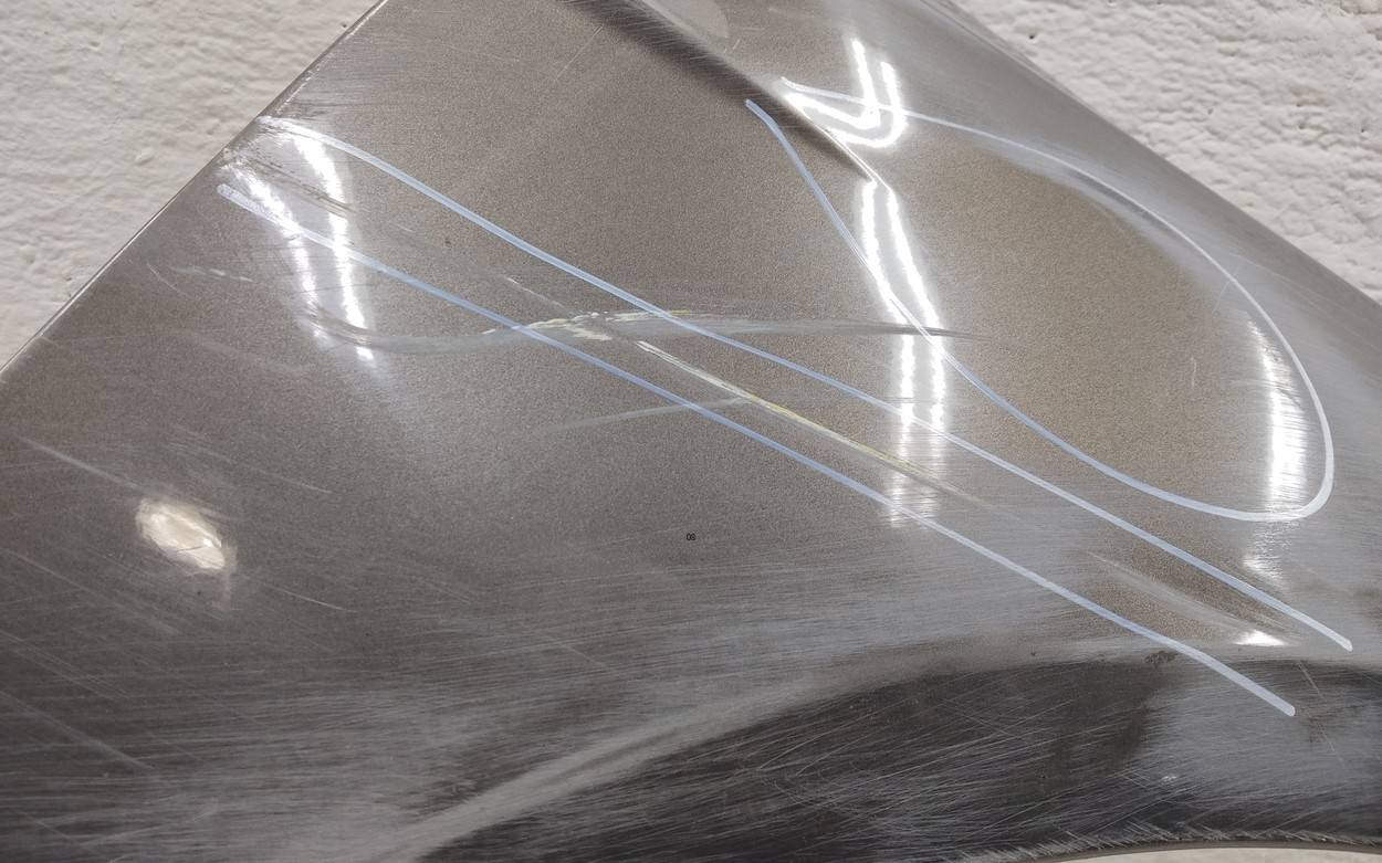 Крыло переднее правое