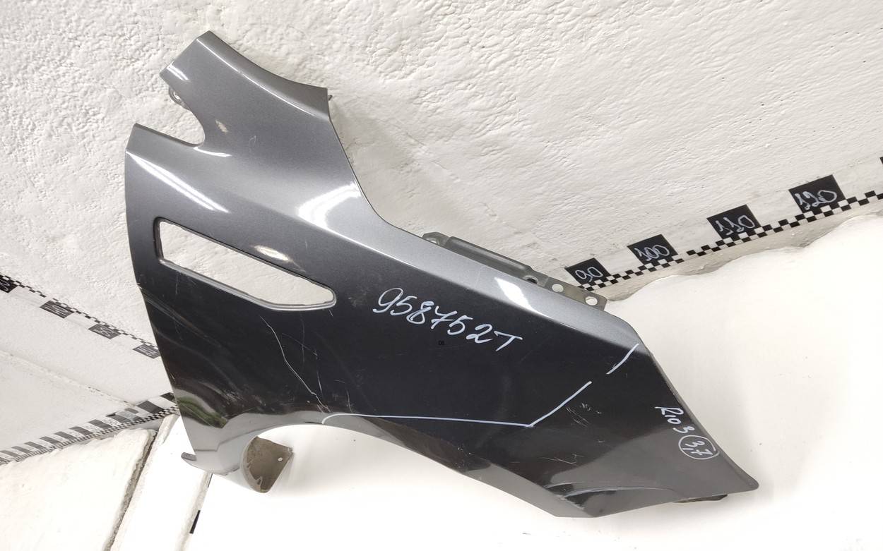 Крыло переднее правое