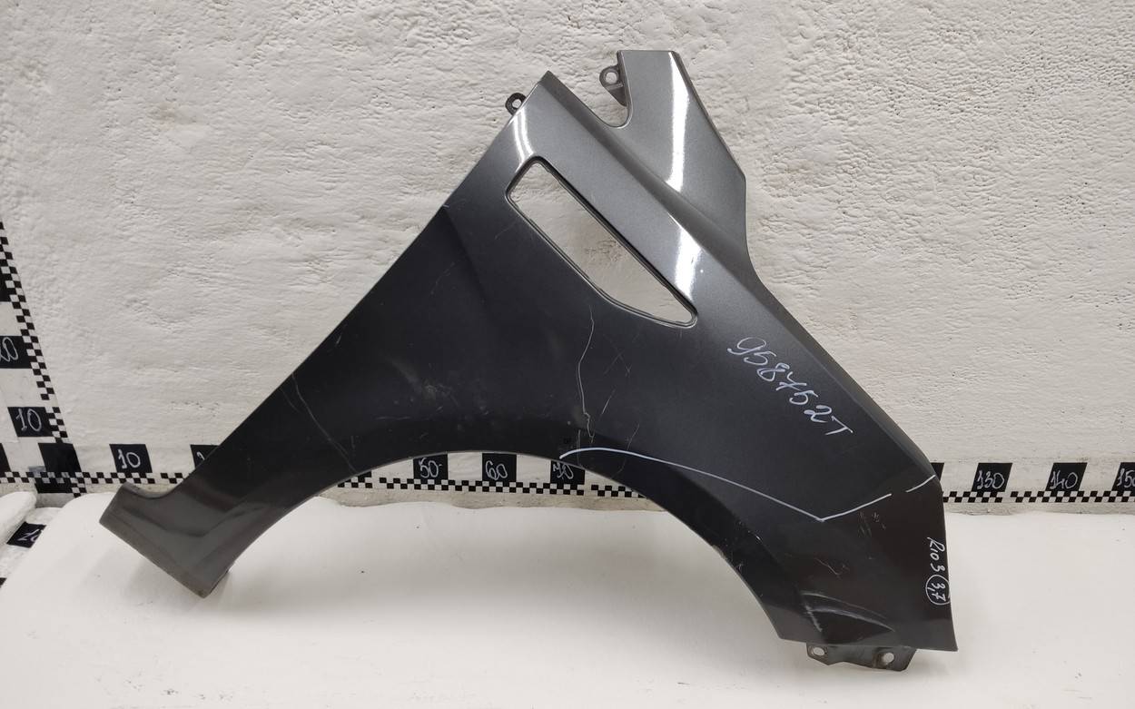 Крыло переднее правое