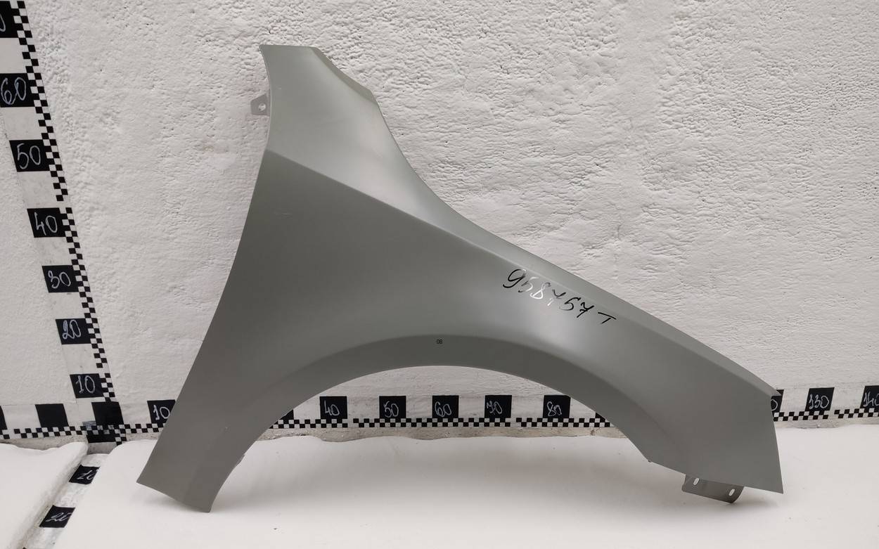 Крыло переднее правое