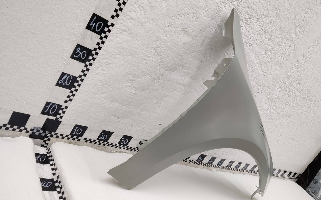 Крыло переднее правое