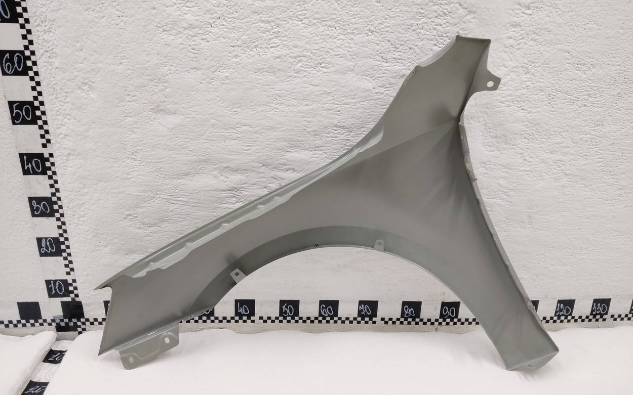 Крыло переднее правое