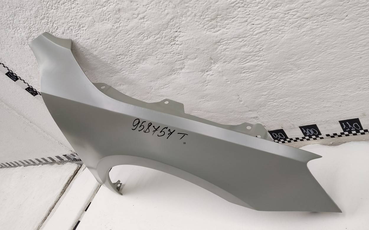 Крыло переднее правое