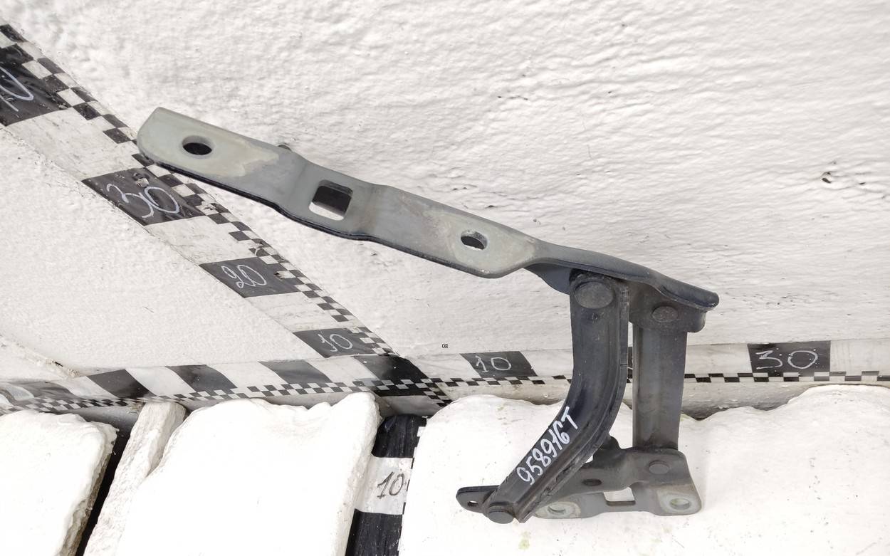 Петля капота правая