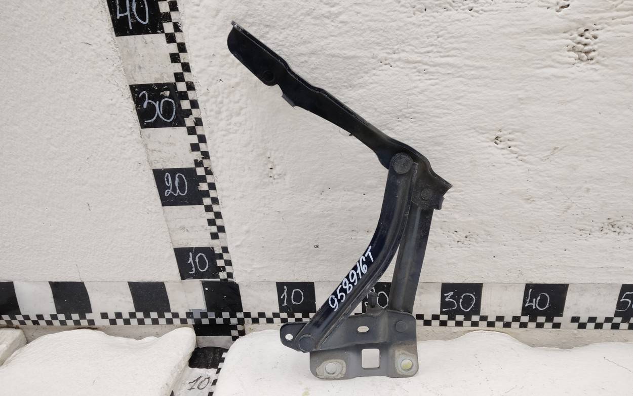 Петля капота правая