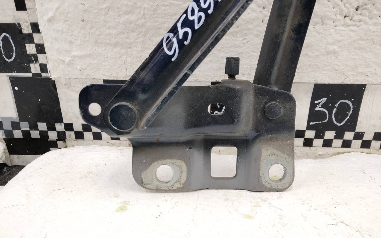 Петля капота правая