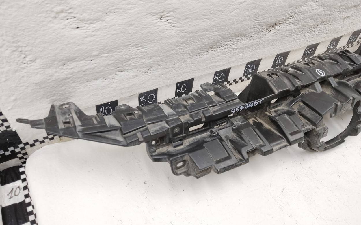 Кронштейн решетки радиатора