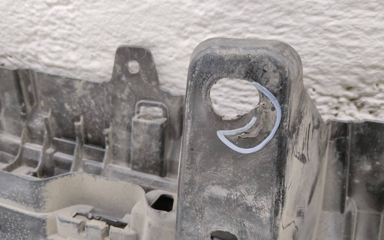 Кронштейн решетки радиатора