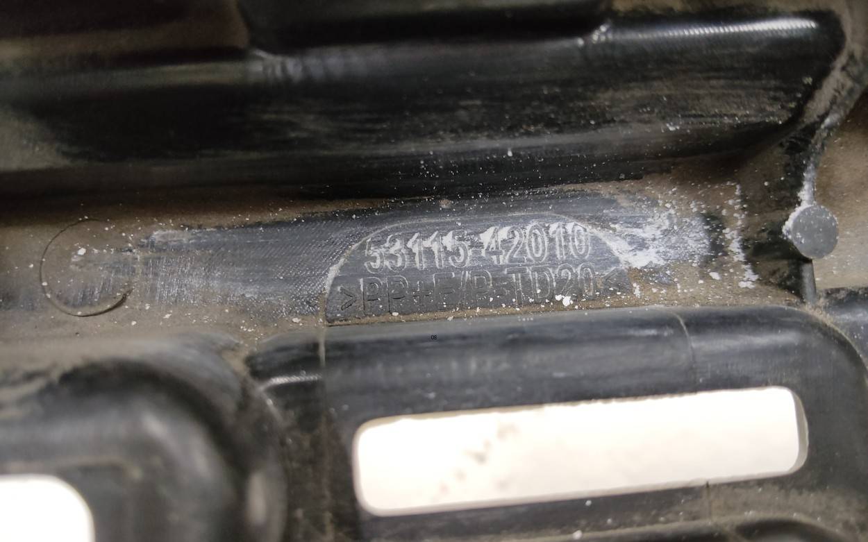 Кронштейн решетки радиатора