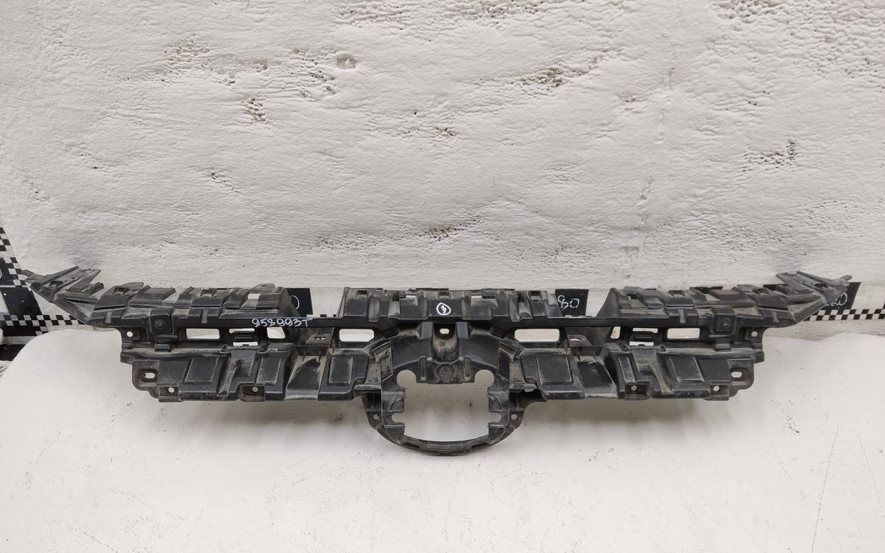 Кронштейн решетки радиатора