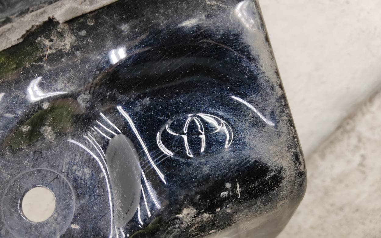 Крыло переднее правое