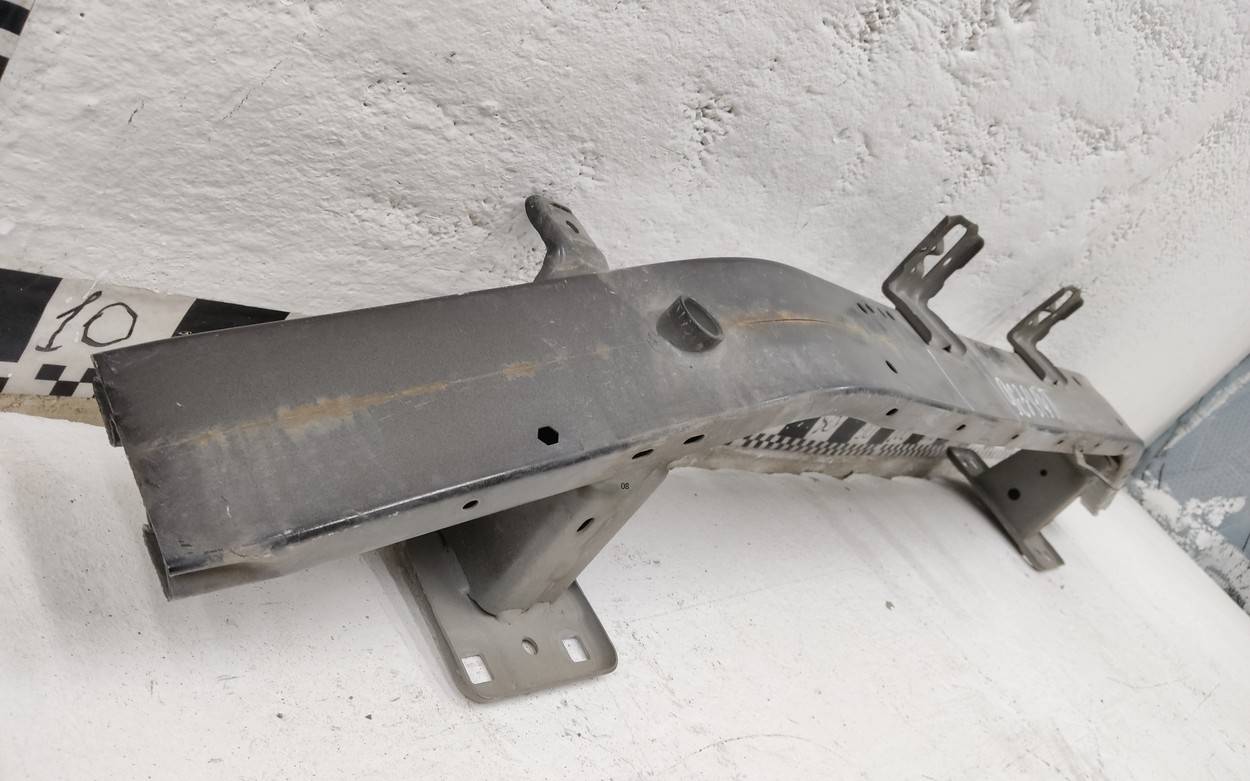 Усилитель переднего бампера