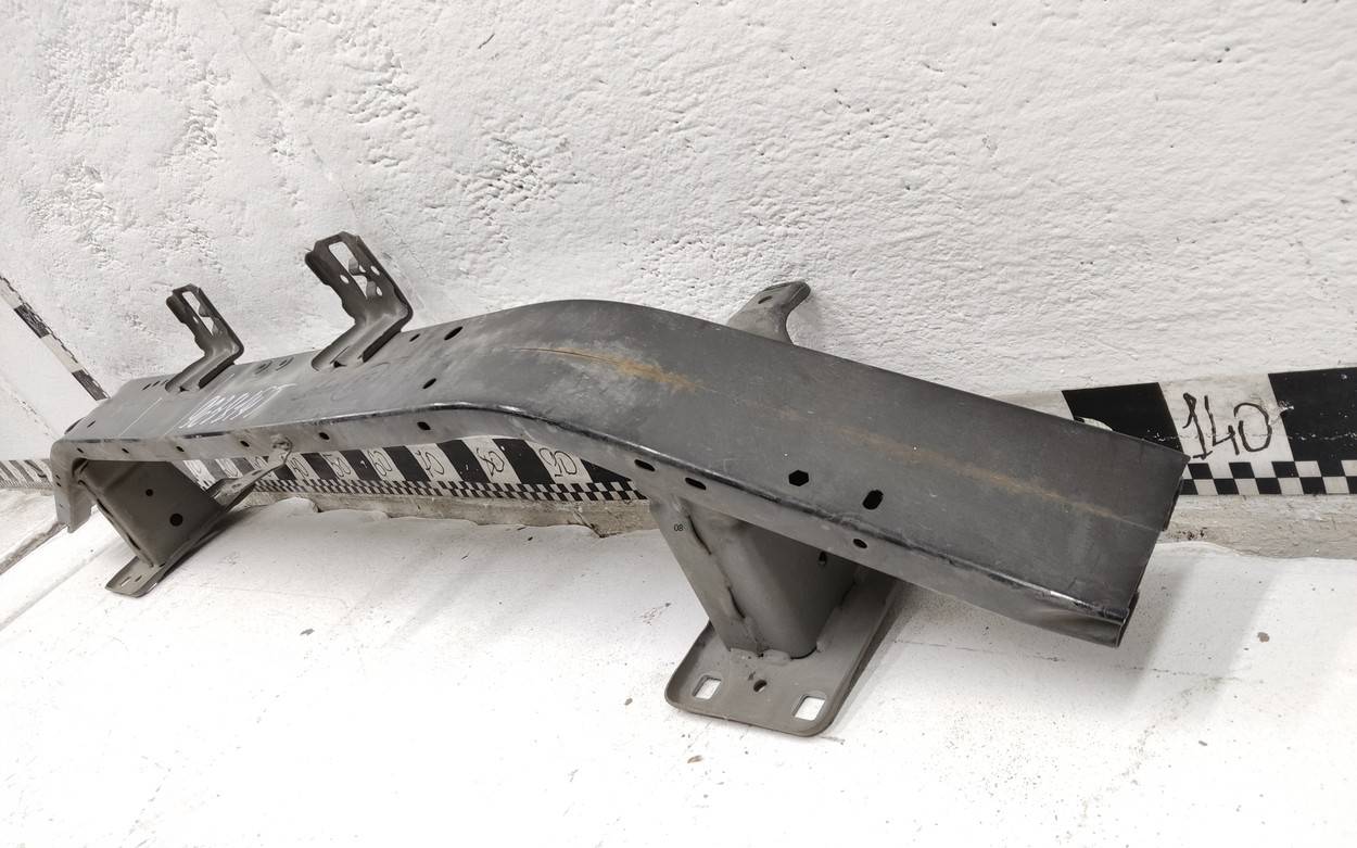 Усилитель переднего бампера