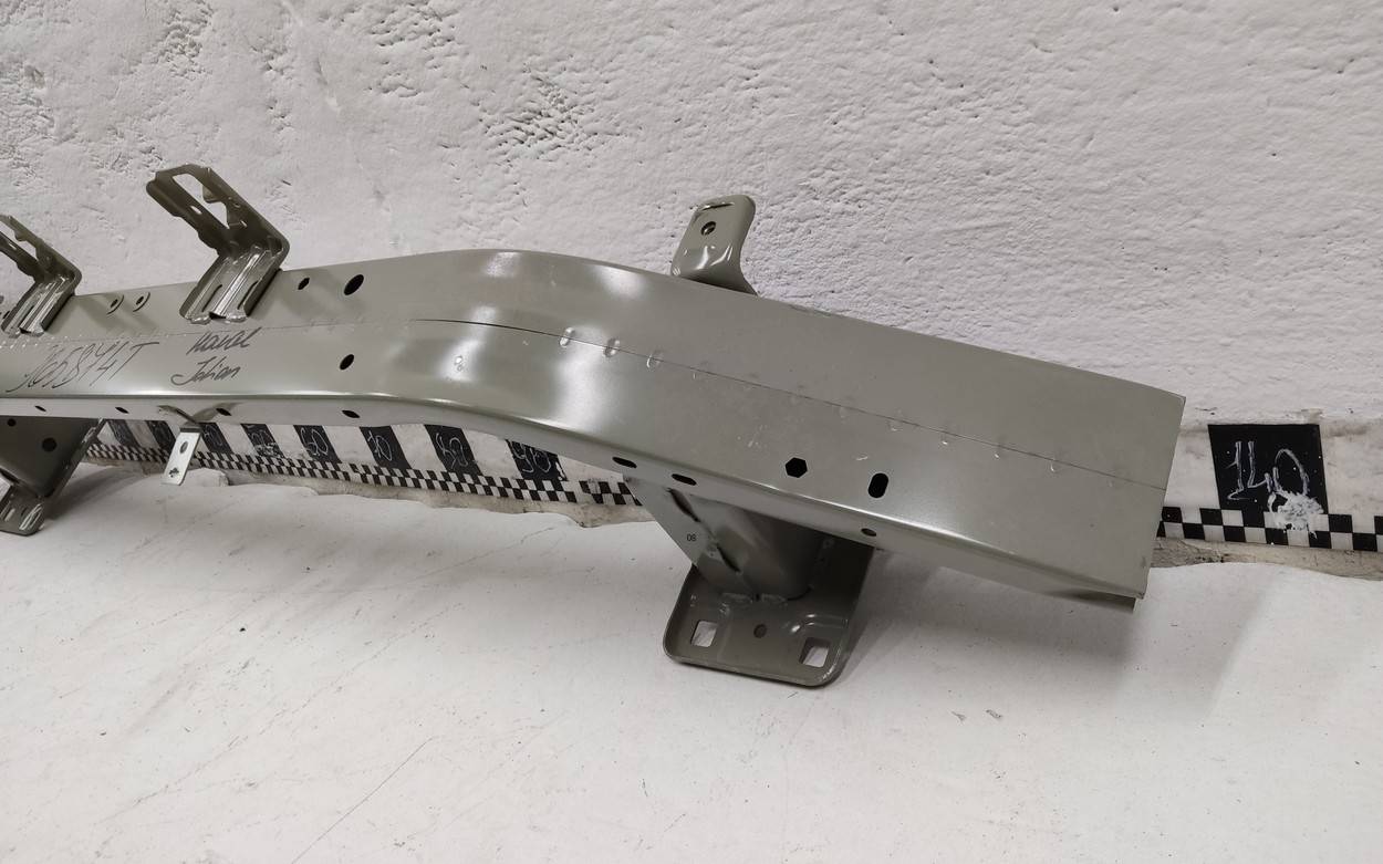 Усилитель переднего бампера