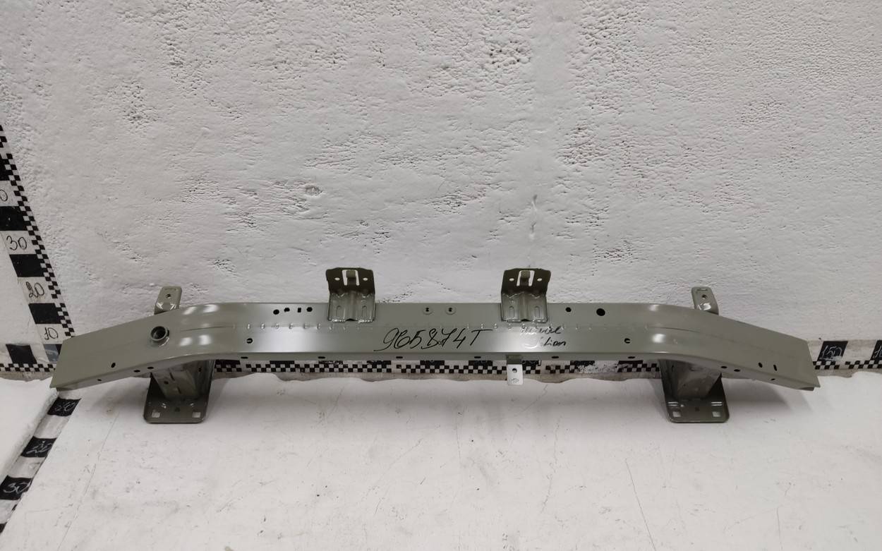 Усилитель переднего бампера