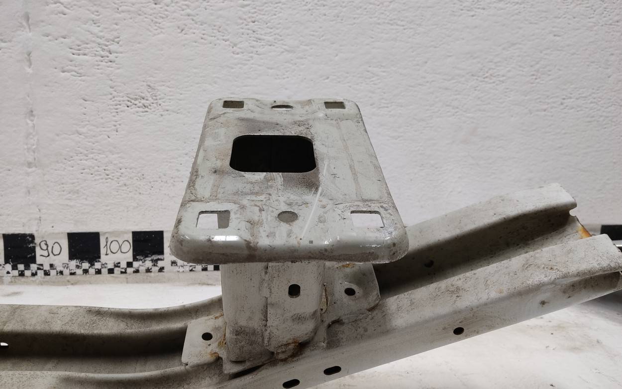 Усилитель переднего бампера