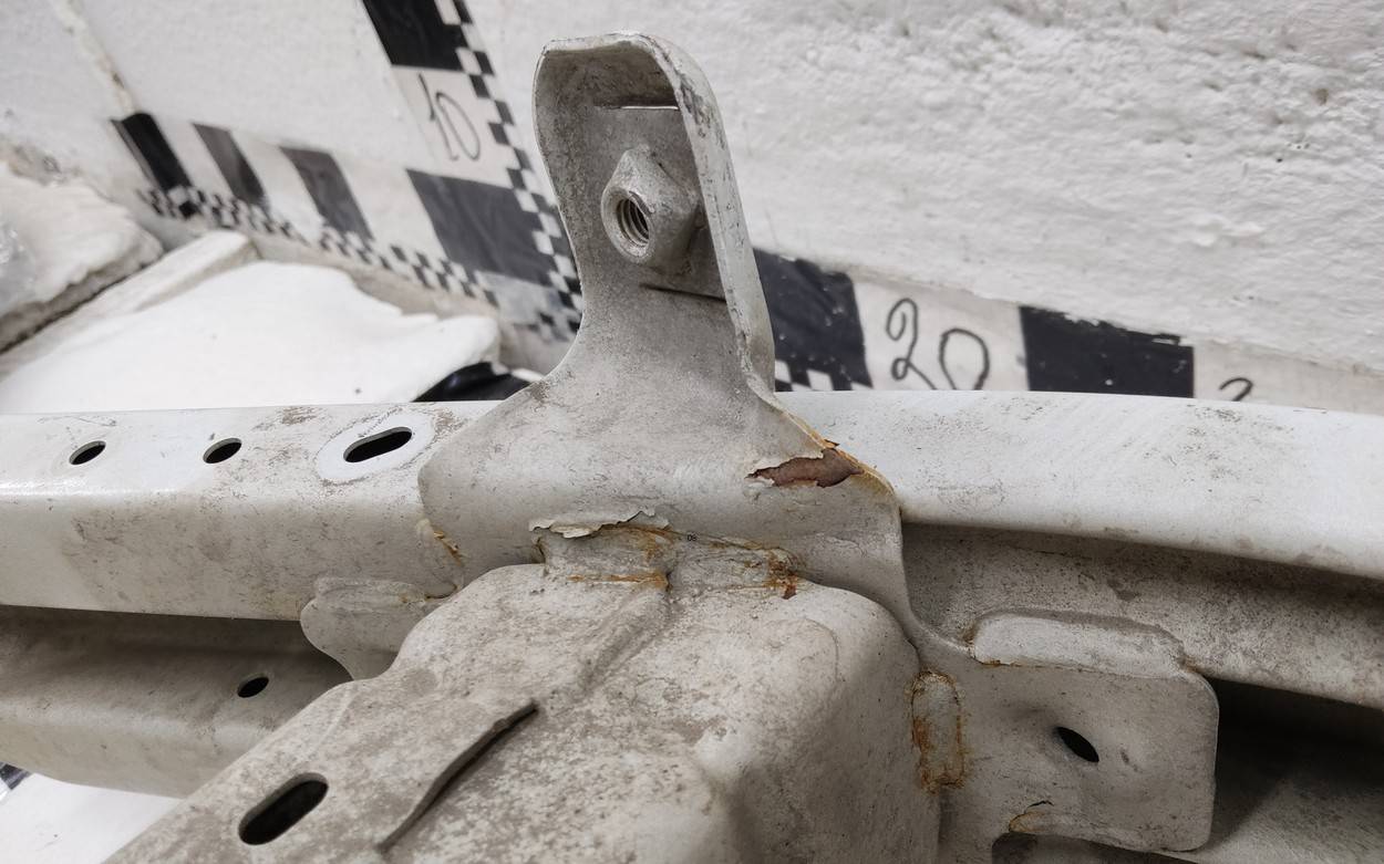 Усилитель переднего бампера