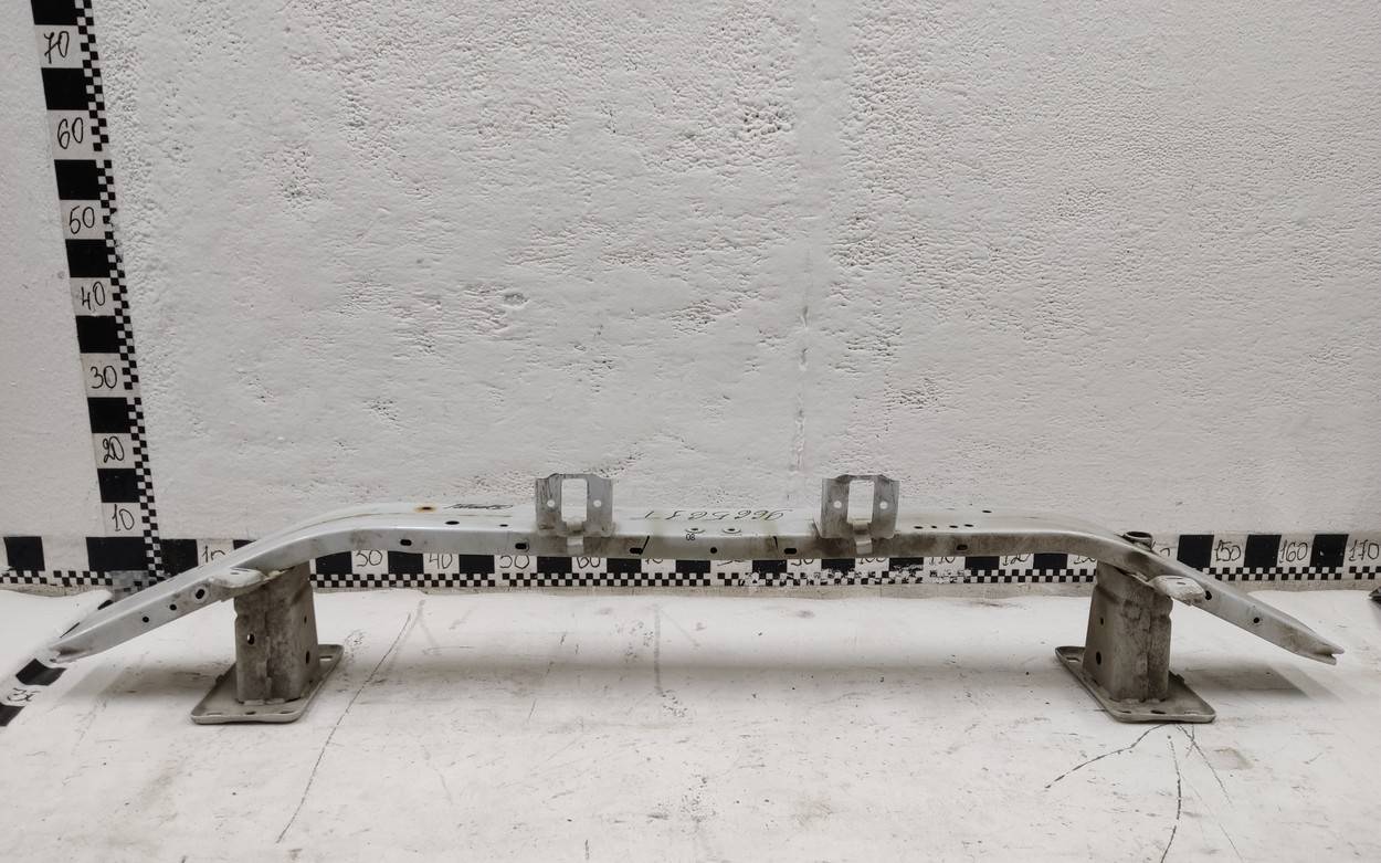 Усилитель переднего бампера