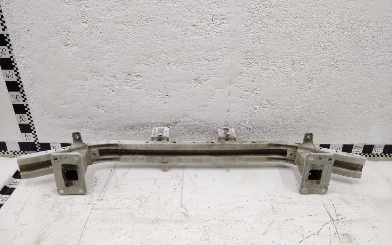 Усилитель переднего бампера