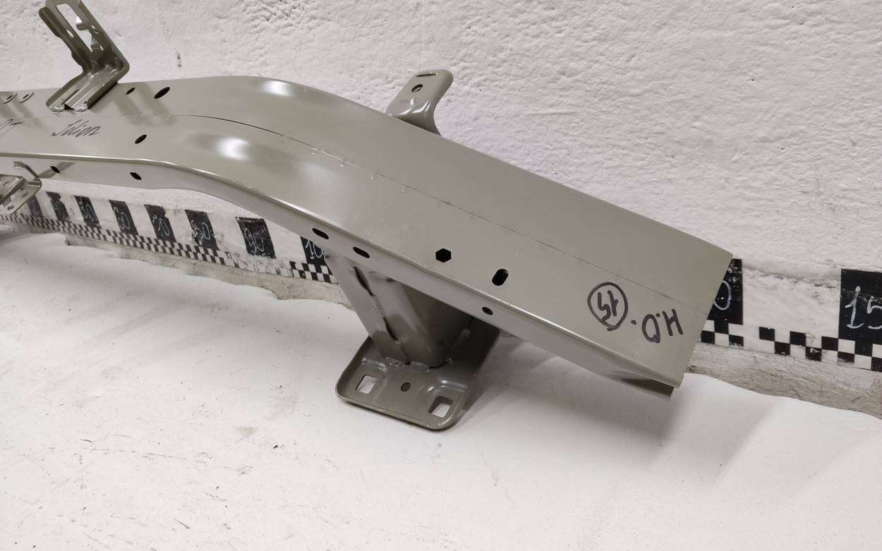 Усилитель переднего бампера