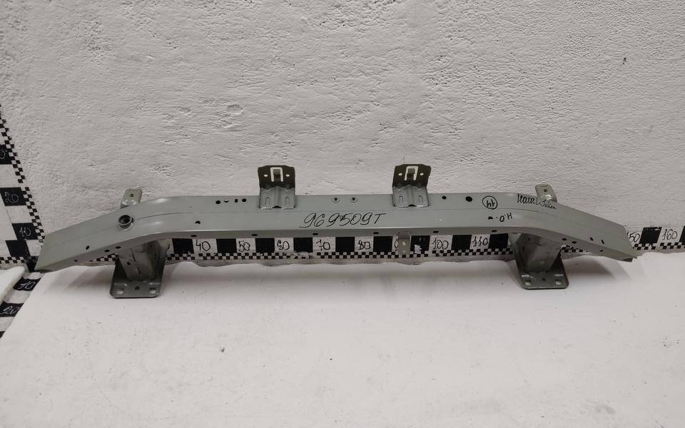 Усилитель переднего бампера