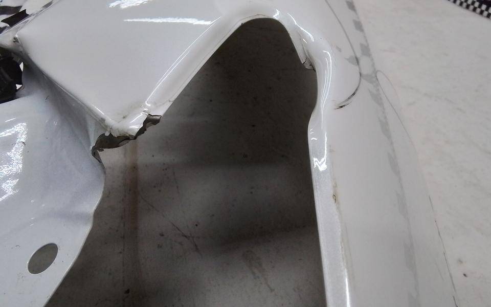 Крыло переднее правое